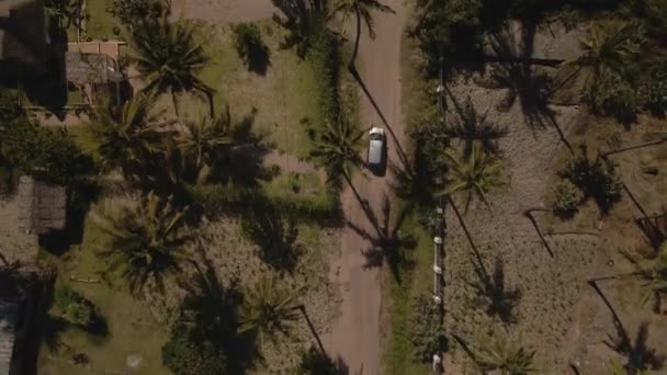 Śledzenie Lotu Samochodu Podróżującego Drogach Obok Domków Przy Plaży Tofo — Wideo stockowe