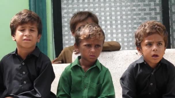 Molti Bambini Seduti Una Panchina Sul Ciglio Della Strada Sindh — Video Stock