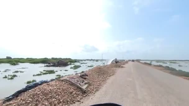 Pov Motorkáře Projíždějícího Prašnou Cestou Povodeň Potopila Pole Obou Stranách — Stock video