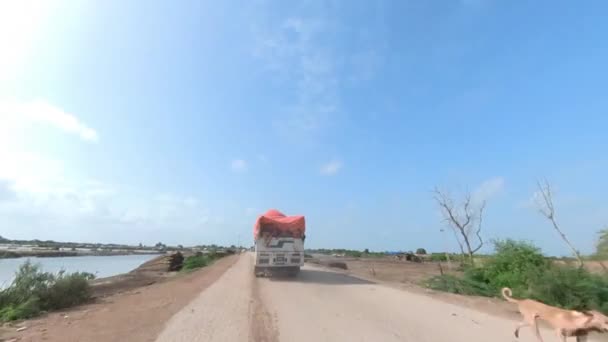 Point Vue Conducteur Suivant Camion Transportant Des Céréales Des Médicaments — Video