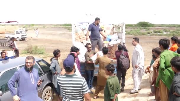 Muž Náklaďáku Pytel Obilí Zásoby Obětem Které Zničila Povodeň Sindhu — Stock video