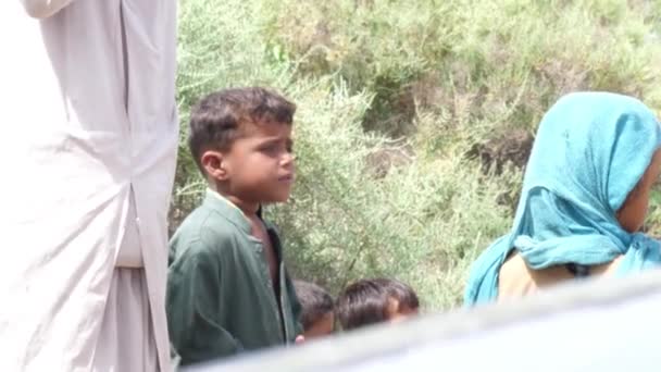 Bambini Fila Ricevere Gli Aiuti Nel Campo Soccorso Contro Inondazioni — Video Stock