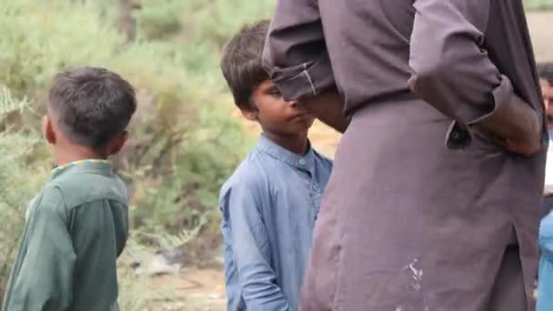 Bambini Uomini Pakistani Attesa Raccogliere Cibo Come Aiuto Seguito Alle — Video Stock