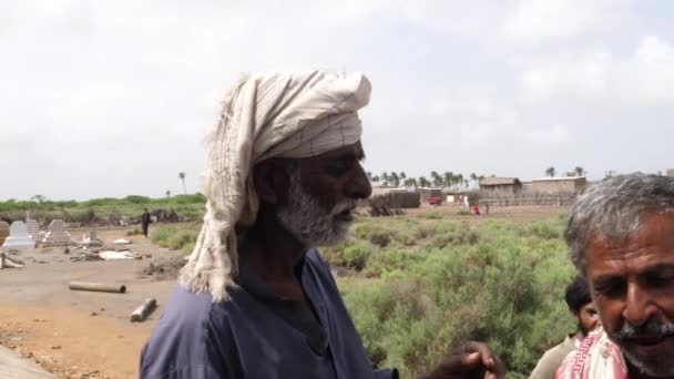 Een Oude Man Met Een Tulband Rij Overstromingskamp Hulp Krijgen — Stockvideo