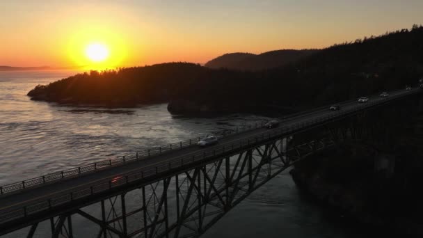 Grande Tiro Aéreo Orbitando Carros Que Viajam Para Whidbey Island — Vídeo de Stock