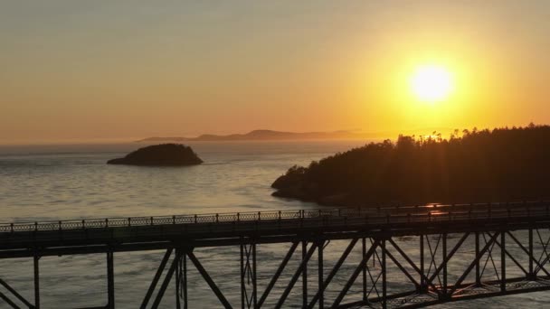 Vista Aérea Apretada Deception Pass Atardecer Con Una Motocicleta Solitaria — Vídeo de stock