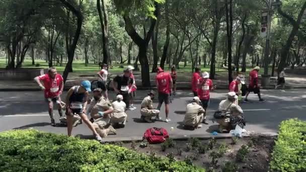 Disparo Grupo Corredores Maratón Ciudad México Recibiendo Ayuda Médica Básica — Vídeo de stock