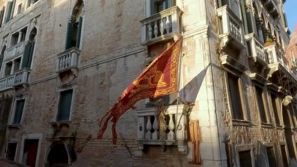 Bandera Paz República Venecia Sopla Suavemente Viento Sobre Los Canales — Vídeos de Stock