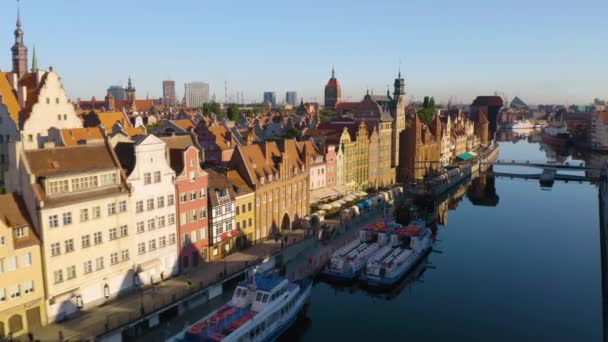 Drone Muchy Wzdłuż Kanału Gdańskiego Przeszłość Zielonej Bramy Ujawnienia Kościoła — Wideo stockowe