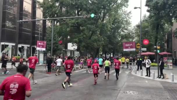 ポランコで開催された2022年メキシコシティマラソンのランナーのグループのショット — ストック動画