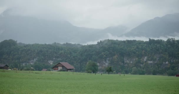 Hora Mlha Farma Déšť Oblačnost Nálada Švýcarsko Vesnice Svah Kopce — Stock video