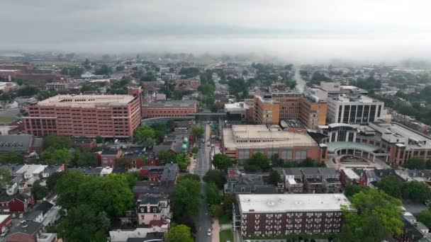 在一个小城市里的一个闷热的早晨 烟雾从一个被街道 教堂和绿地包围的工厂中升起 市郊多云的天空主题 — 图库视频影像