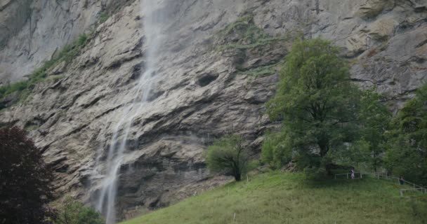 Lauterbrunnen Schweiz Europa Vattenfall Berg Betesmark Äng Kulle Träd Sommar — Stockvideo