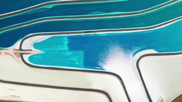 美国犹他州摩押的钾蒸发池的闪耀蓝水 — 图库视频影像