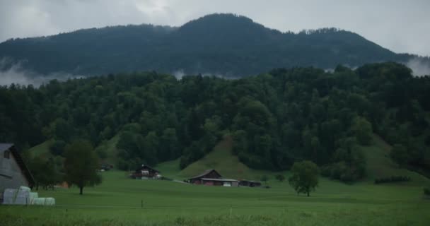 Berg Boerderij Regen Bewolkt Humeurig Zwitserland Dorp Berghelling Vroege Ochtend — Stockvideo