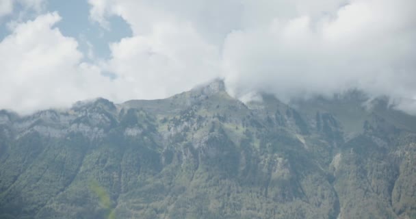 Iseltwald Switzerland Boat Scenic Cloudy Mountain Lake Hillside Summer Trees — Stock Video