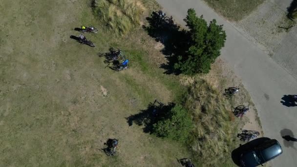 游客们在迷人的乡村魔法航空观光台前 在2022年8月的夏日 俯仰无人驾驶飞机 俯仰岛上的灯塔 Marnitz 4K从上面看电影 — 图库视频影像