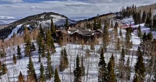 パークシティユタ航空V42低レベルは 人里離れた豪華な邸宅をキャプチャし 山岳地帯の風景を明らかにするコロニーの白い松の峡谷の近所を飛ぶ マヴィックで撮影3 Cine 2022年2月 — ストック動画