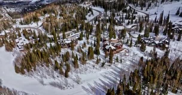 Park City Utah Aerial V41 Ptaki Widok Wiadukt Nad Kolonią — Wideo stockowe