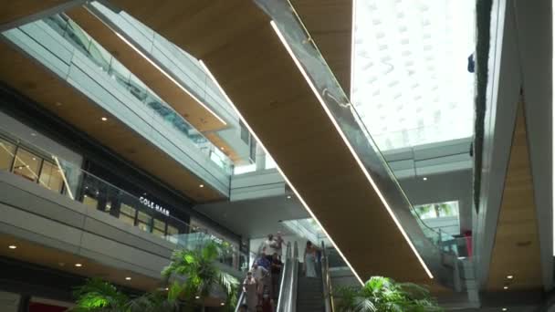 Upscale Εμπορικό Κέντρο Brickell City Centre Slow Tilt Αποκάλυψη — Αρχείο Βίντεο