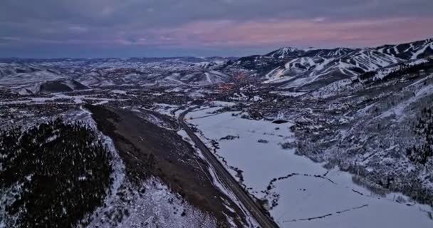 Park City Utah Aerial V31 Filmische Drone Vliegen Langs Snelweg — Stockvideo