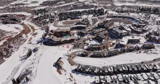 犹他州公园市空中V69鸟瞰俯瞰下坡滑雪场 在峡谷周围飞行 捕捉美丽的冬季雪山景观 与Mavic Cine一起射击 2022年2月 — 图库视频影像