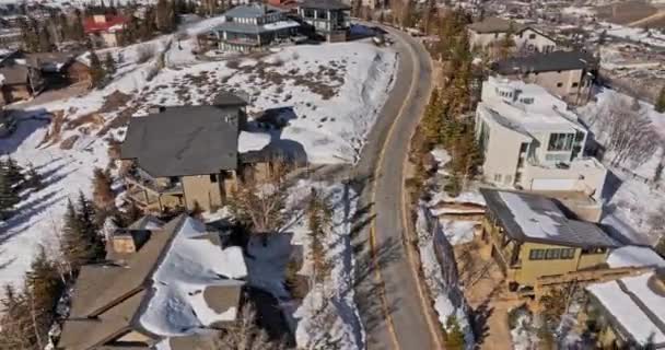 犹他州帕克市空中鸟瞰63的鸟瞰带着度假别墅 蜿蜒的山路和令人叹为观止的冬季风景在山顶附近飞行 与Mavic Cine一起射击 2022年2月 — 图库视频影像