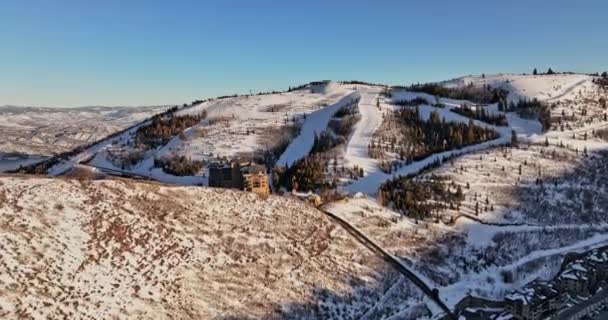 Park City Utah Flygfoto V18 Vackert Vinterlandskap Drönare Uppförsbacke Flyover — Stockvideo