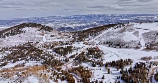 Park City Utah Aerial V35 Drone Sobrevuela Cañón Pino Blanco — Vídeo de stock