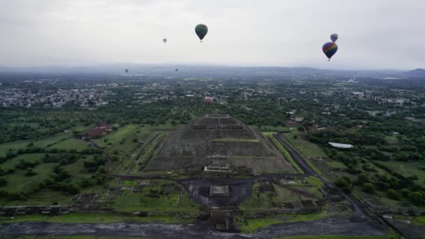 Güneş Piramidine Doğru Hava Manzarası Teotihuacan Meksika Karanlık Sisli Bir — Stok video