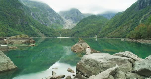 Wanderinnen Entspannen Ruhigen Unberührten Cyangrünen Gletschersee Bondhusvatnet Drohne — Stockvideo