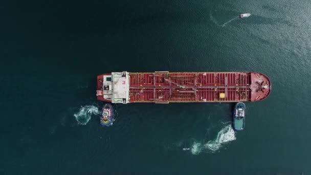 Aerial View Boats Pushing Empty Cargo Ship Harbor Top Drone — Stock Video