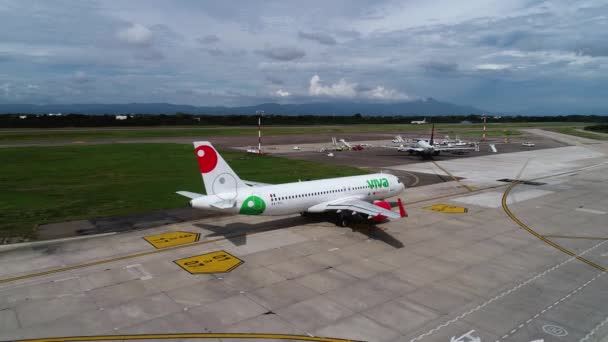 Luchtfoto Van Een Vliegtuig Taxiën Naar Landingsbaan Van Luchthaven Volgen — Stockvideo