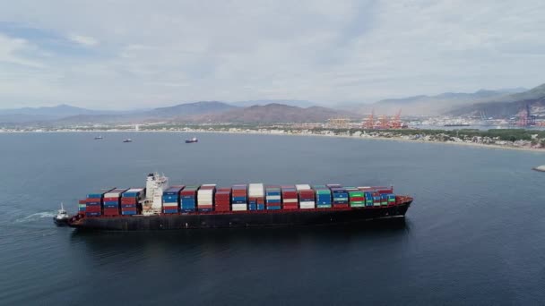 Повітряний Вид Великий Вантажний Корабель Який Пливе Порту Мансанільйо Мексика — стокове відео