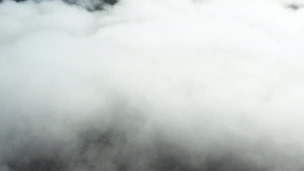 Drone Aerial Tilt Ujawnia Wiatraki Horyzoncie Valley Clouds Pierwszym Planie — Wideo stockowe