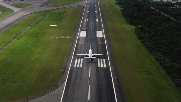 Luchtzicht Een Vliegtuig Een Landingsbaan Wegvliegend Van Een Luchthaven Kantelen — Stockvideo