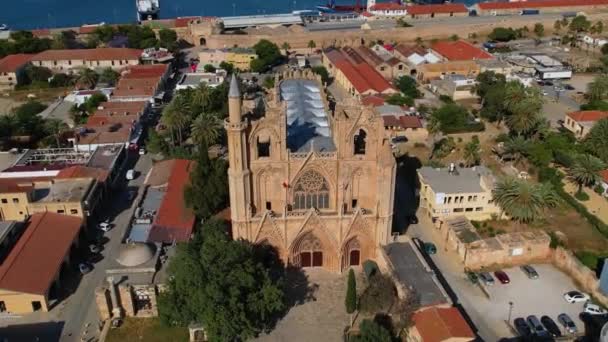 在法马古斯塔塞浦路斯的拉拉 穆斯塔法 帕夏清真寺的空中轰炸 — 图库视频影像