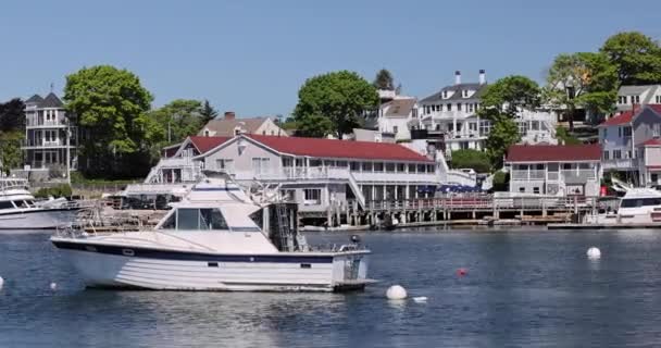 Barcos Atracados Boothbay Harbor Maine Com Pequenas Lojas Cidade Fundo — Vídeo de Stock