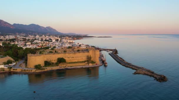 日出期间对塞浦路斯Girne Kyrenia 城堡的空中轰炸 — 图库视频影像