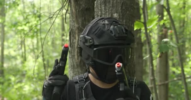 Lento Movimento Tático Cara Exército Puxa Para Fora Pistolas Duplas — Vídeo de Stock