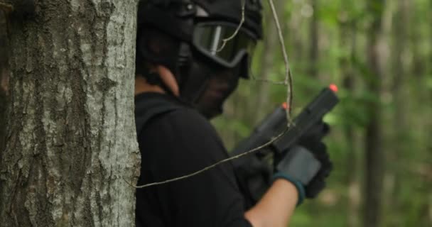 Tipul Armatei Tactice Uită Jos Scoate Pistolul — Videoclip de stoc