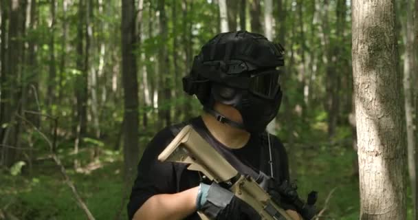 Slow Motion Tactical Guy Forest Looking — Videoclip de stoc