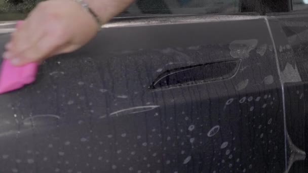 ピンクプラスチックツールで新包装車の液体コーティングをスクレープ — ストック動画