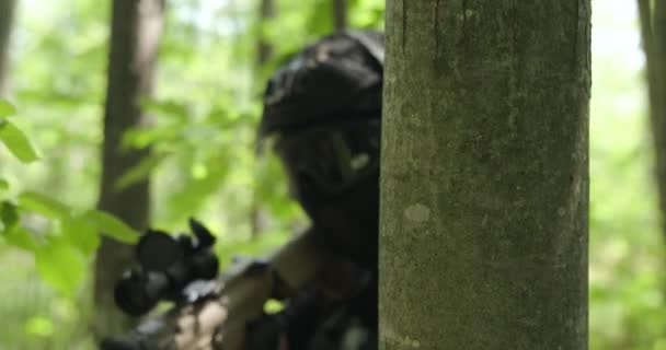 Rallentatore Tattico Esercito Ragazzo Porta Pistola Fino Guarda Attraverso Viste — Video Stock