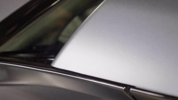 透明乙烯包扎后的汽车零部件及挡风玻璃闭合 — 图库视频影像