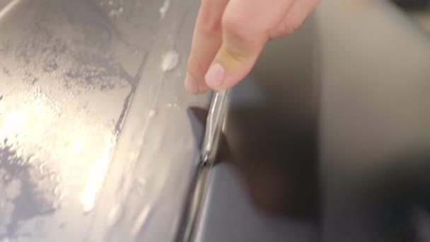 Відстеження Крупним Планом Різання Ножа Матовій Сірій Обгортковій Фользі Автомобіля — стокове відео