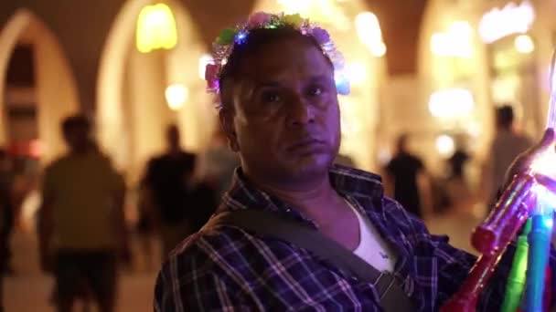 2022年8月 意大利 费拉拉在意大利的音乐节上 忧郁暴躁的移民在街上卖彩灯 — 图库视频影像