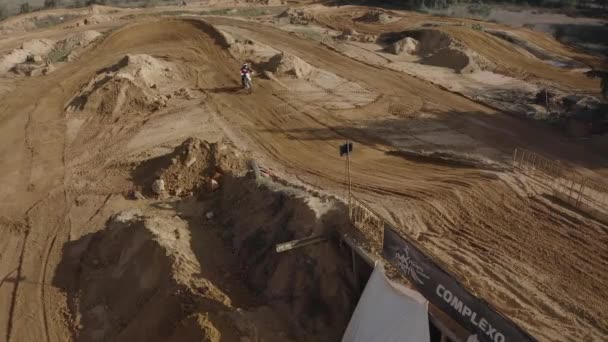 Jinete Motocross Experto Una Pista Arena Realizando Acrobacias Motocicletas Festival — Vídeo de stock