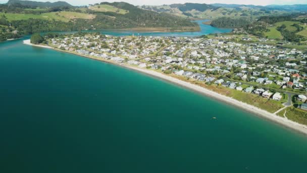 Kajakpaddling Smaragd Grönt Vatten Cooks Beach Coromandel Nya Zeeland — Stockvideo