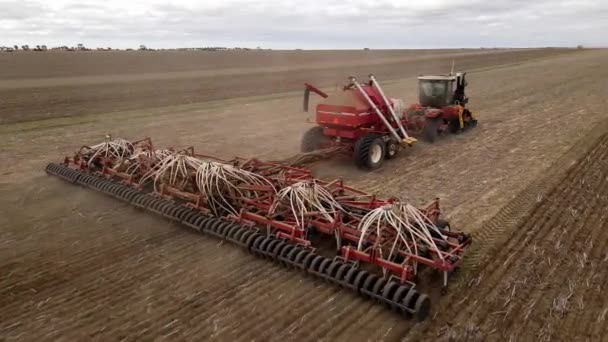 Nowy Sprzęt Siewu Holowany Przez Ciągnik Zdrowym Padoku — Wideo stockowe